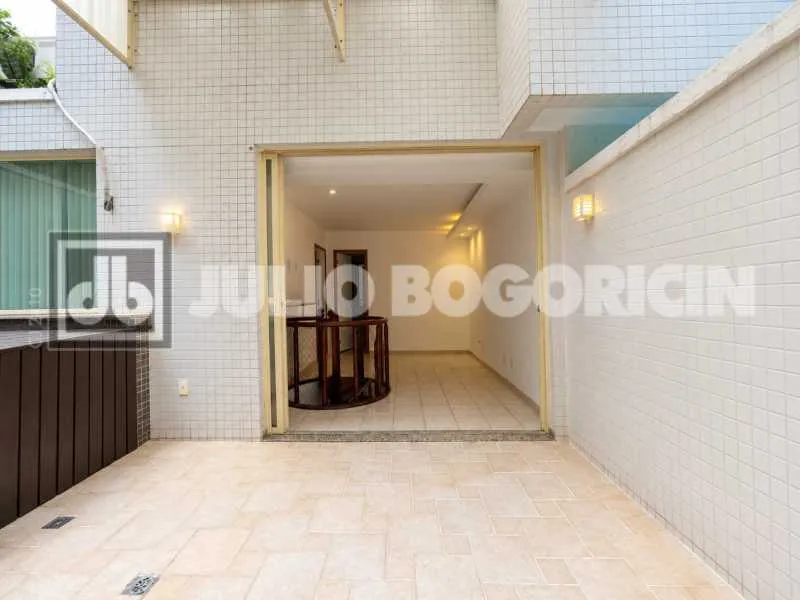 3-bedroom apartment with a park view in Rio de Janeiro — photo 7