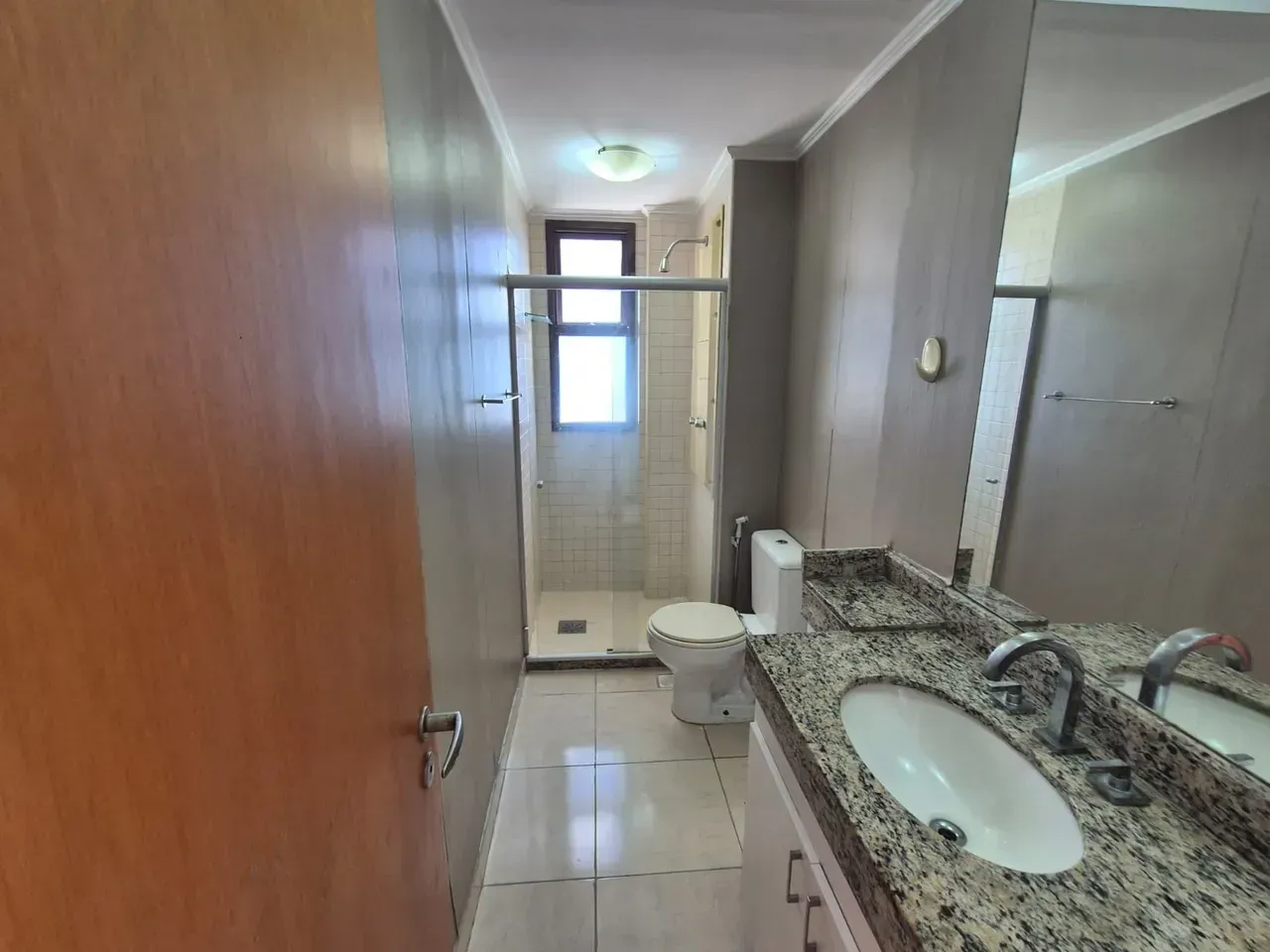 4-bedroom apartment with 2 bathrooms and glass balcony — photo 4