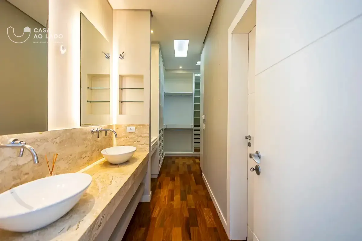 House with 629 m², 4 bedrooms and a balcony — photo 40