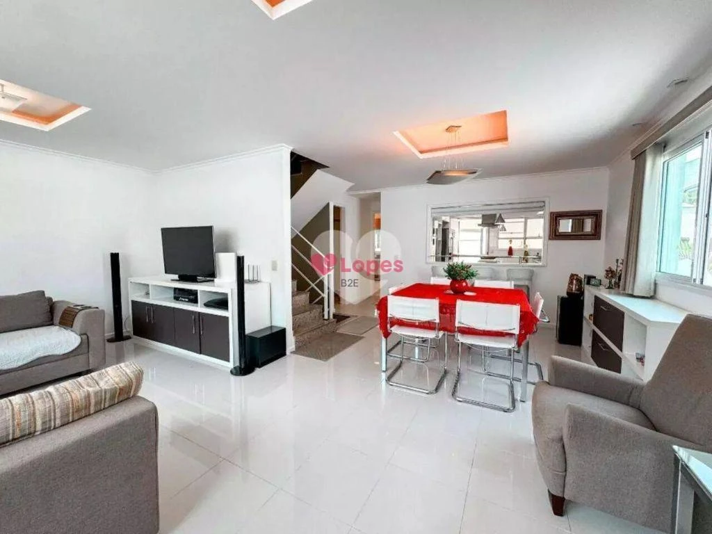 Casa mobiliada com 5 quartos e piscina do condomínio