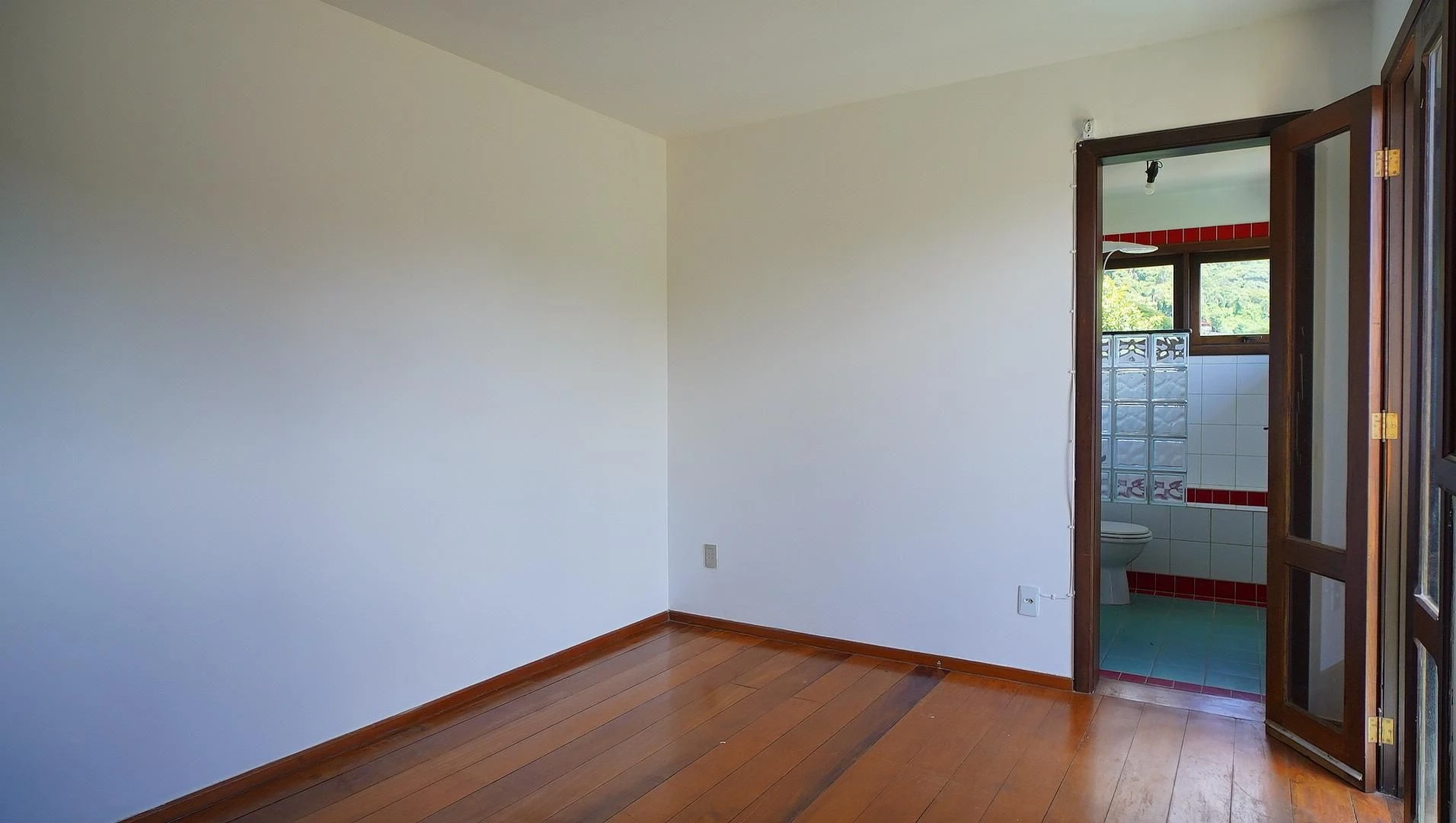 Панорамні вікна та 4 спальні: будинок 735 м² — photo 48