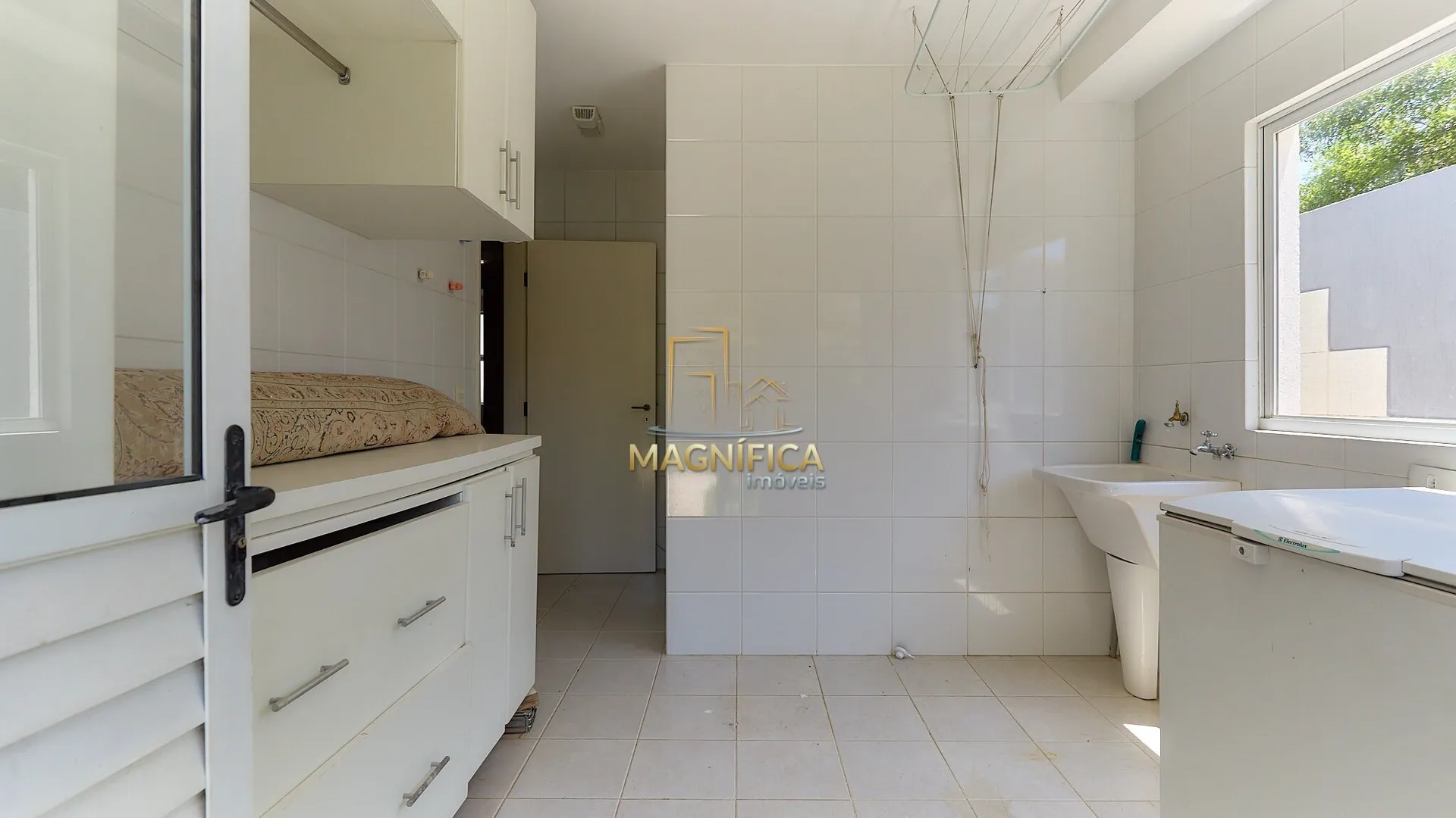 House with 4 bedrooms and 3 en-suite suites, 4 parking spaces — photo 54