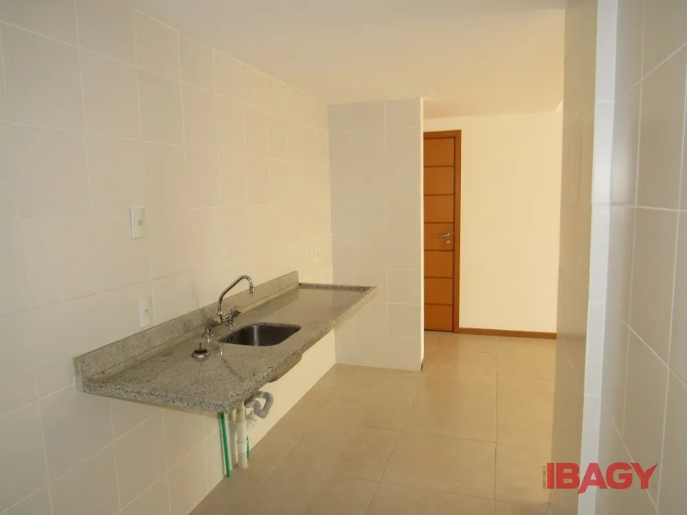 Apartment with 3 en-suite bedrooms and glass balcony