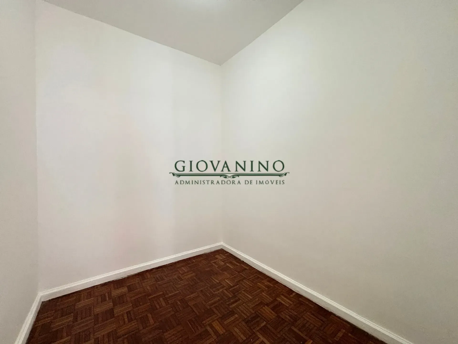 Apartamento de 4 quartos com piso de madeira ou laminado — photo 23