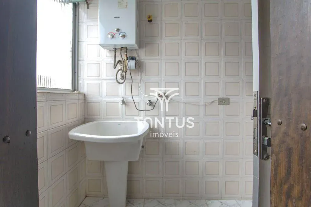 Wood or laminate floors in a 2-bedroom apartment, 66 m² — photo 19