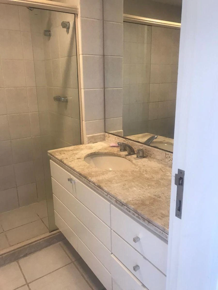 Bathtub in a 4-bedroom apartment, 238 m² — photo 32