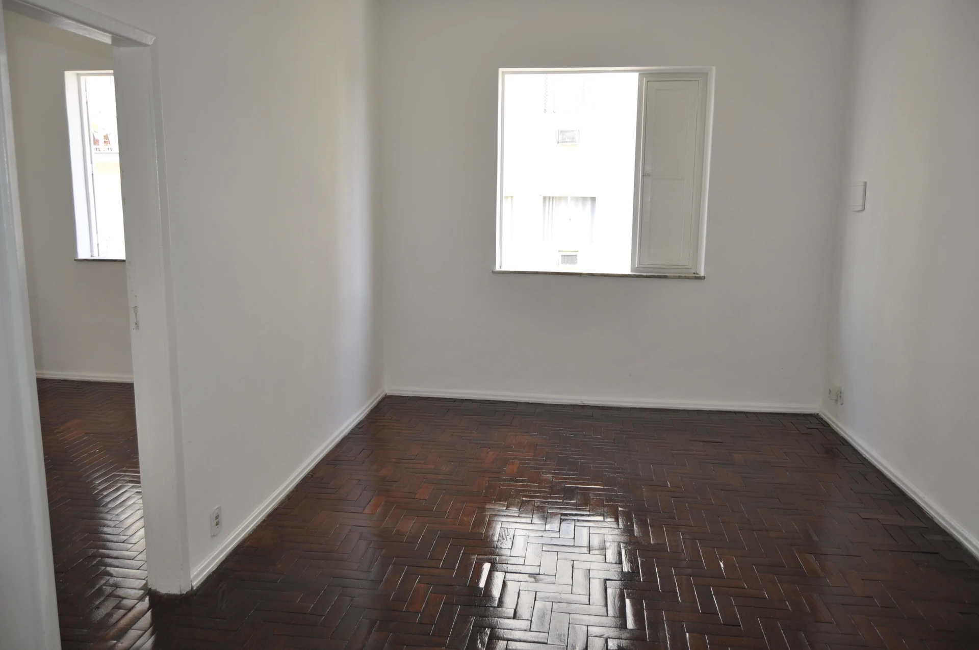 Wood or laminate floors in a 2-bedroom apartment, 85 m² — photo 18