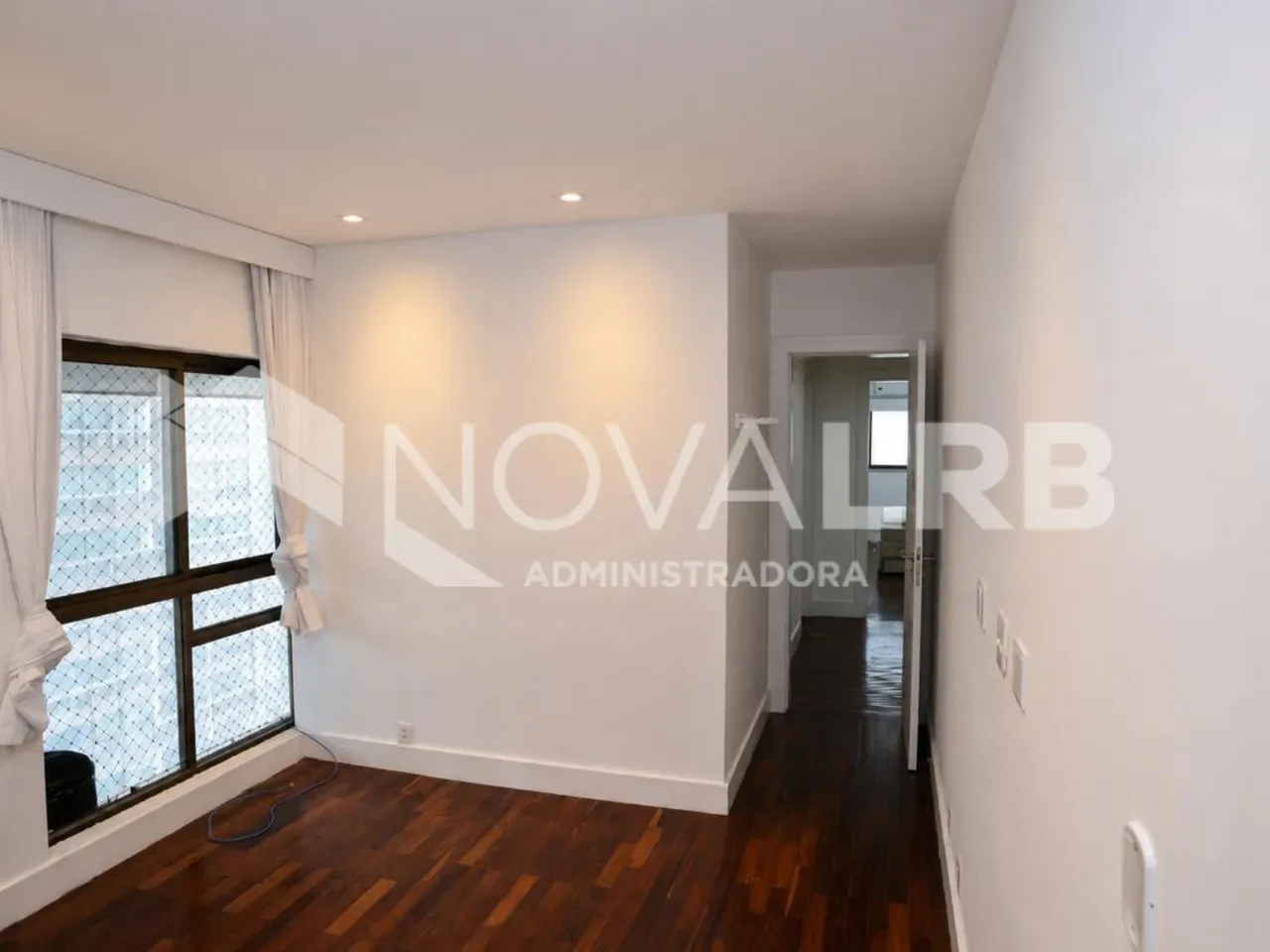4-bedroom apartment with enclosed glass balcony — photo 31