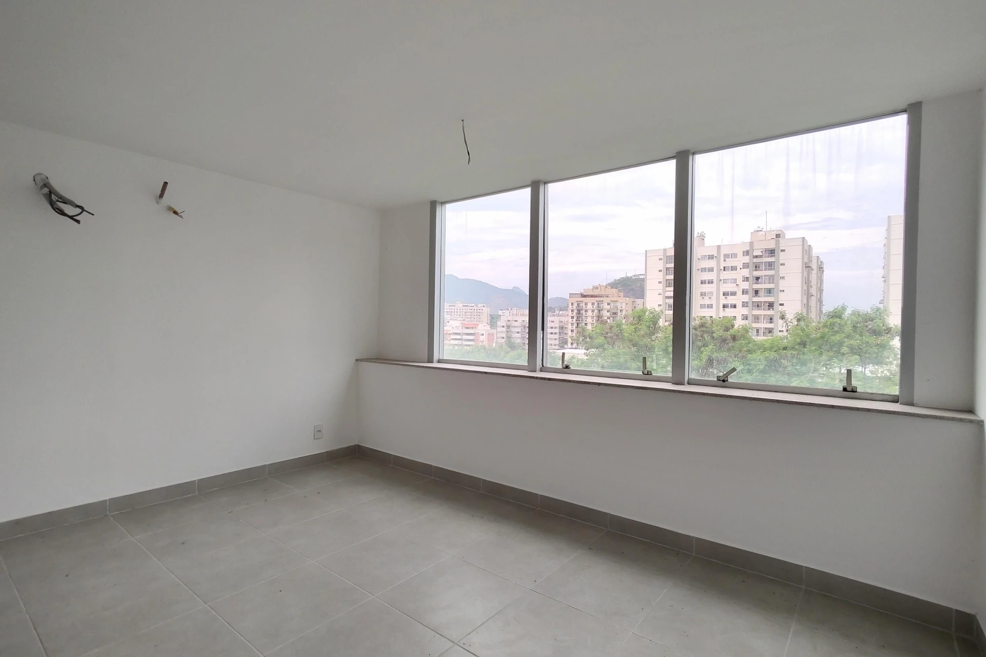 1-bedroom apartment with an open-plan kitchen and parking — photo 4