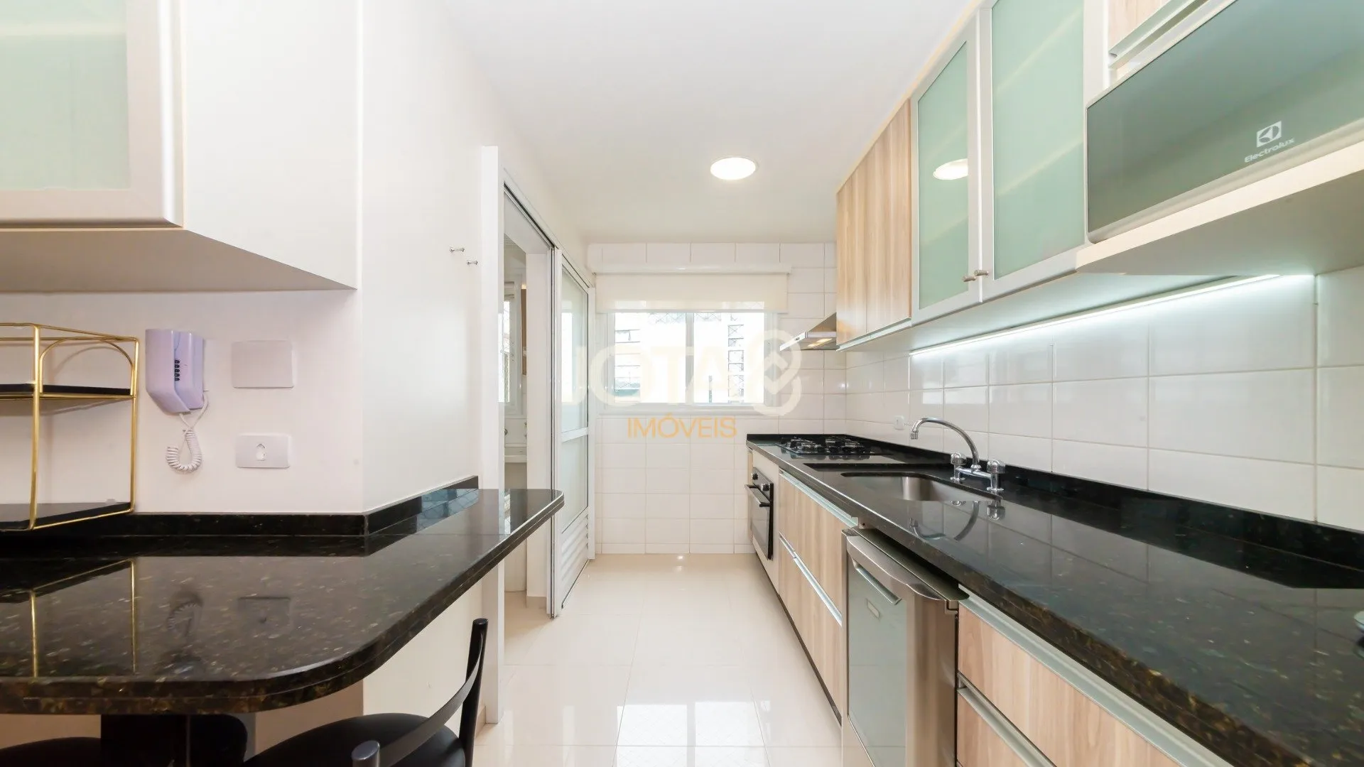 3-bedroom apartment in a building with a gym — photo 11