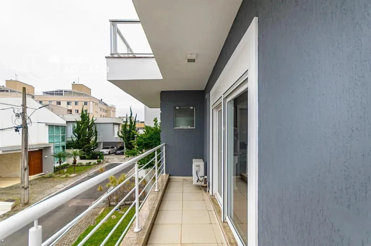 Balcony with a grill in a 3-bedroom house, 264 m² — photo 33