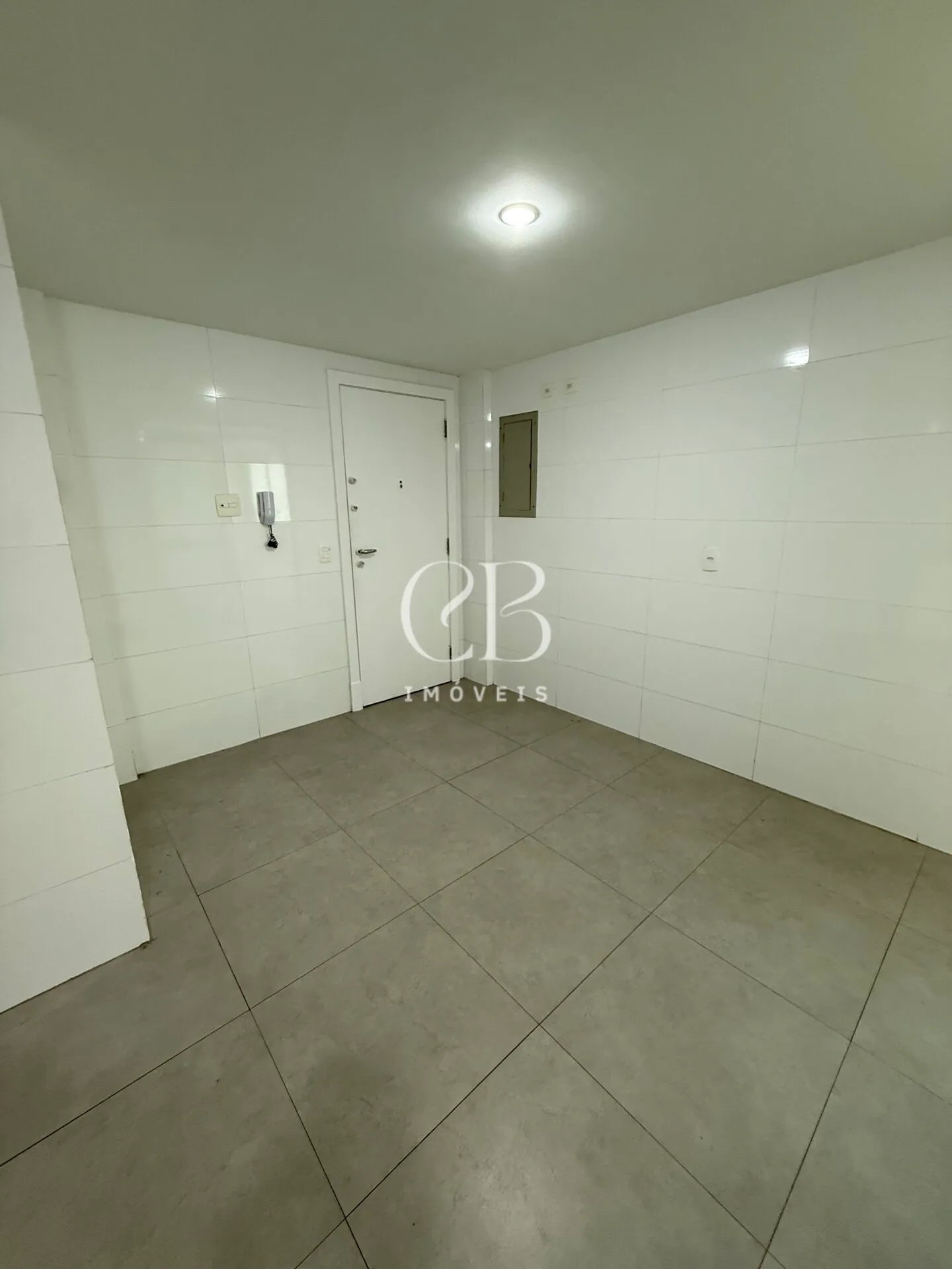 Apartment with 4 bedrooms and a balcony in great condition — photo 38
