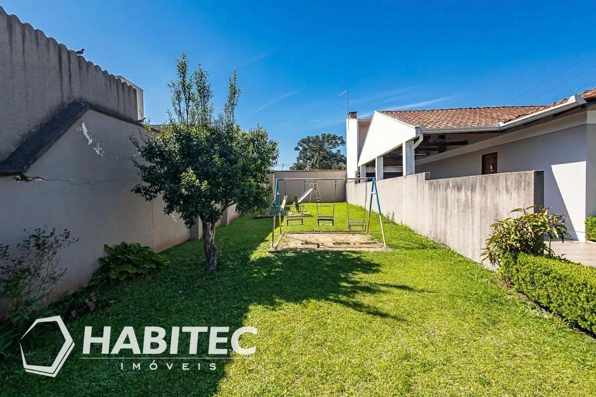 3-bedroom house with a grill on the balcony in Curitiba