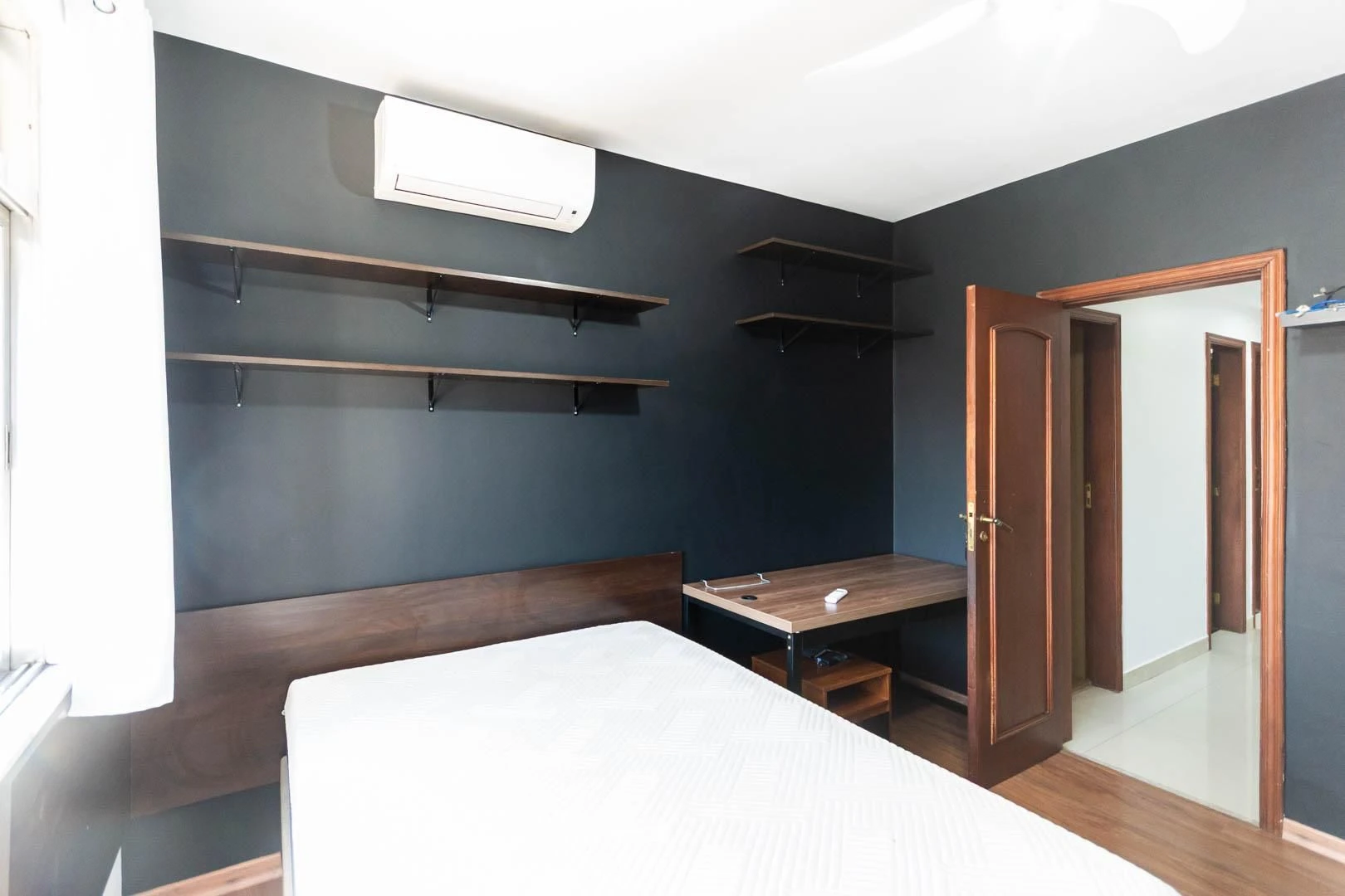 Balcony with a grill in a 3-bedroom apartment, 135 m² — photo 19