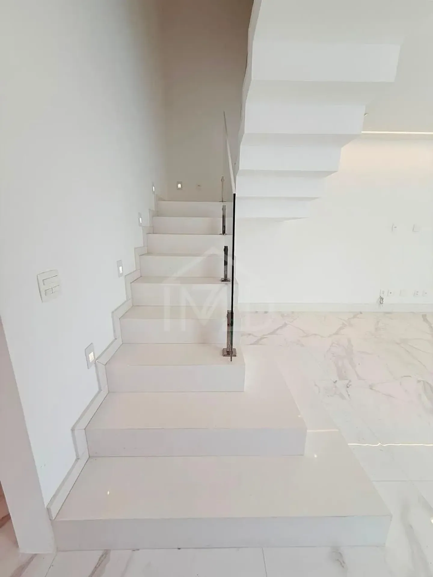 Triplex house with 280 m², 5 suites and balcony grill — photo 17