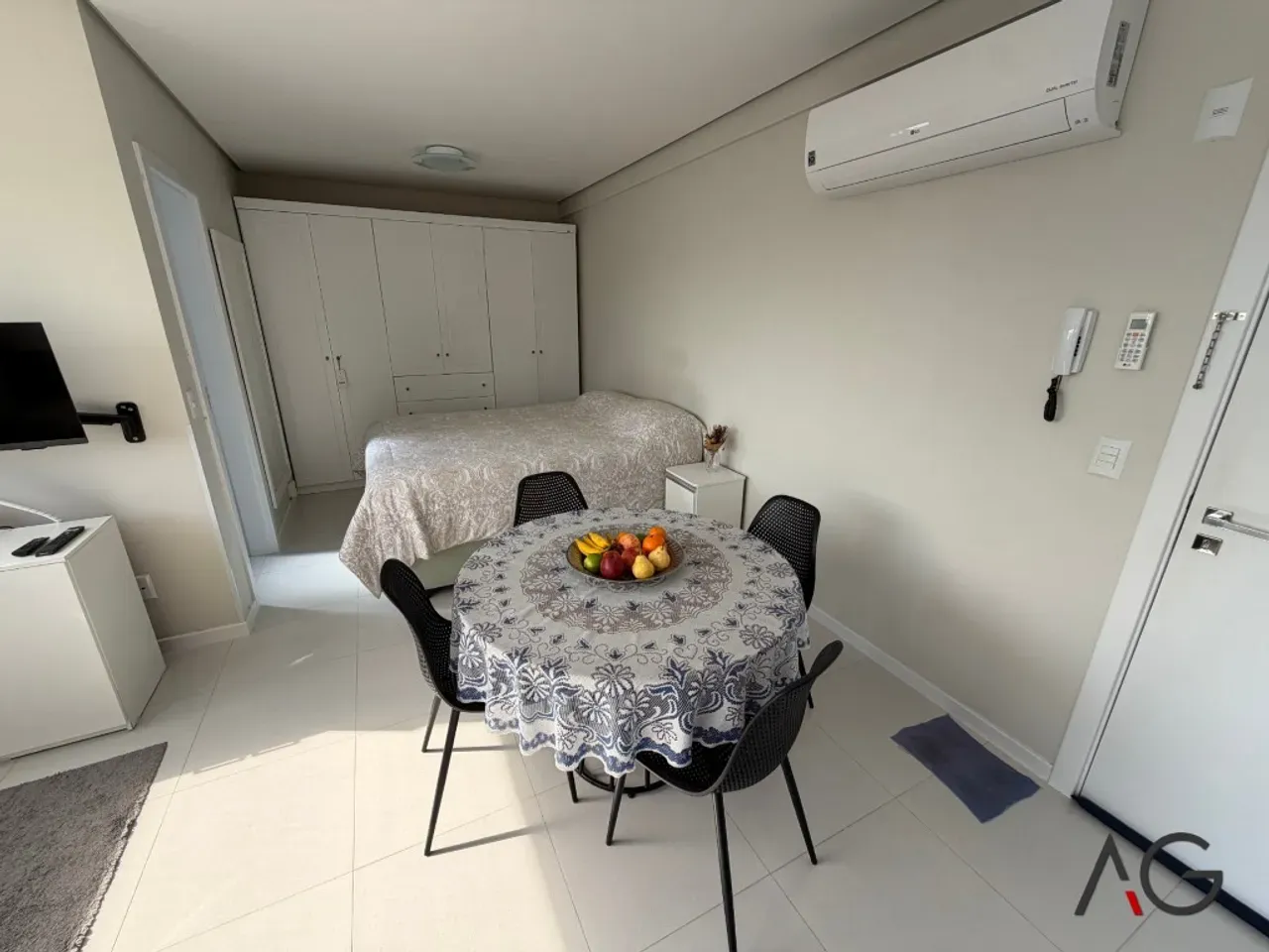 Furnished studio with open-plan kitchen and 2 parking spots — photo 3