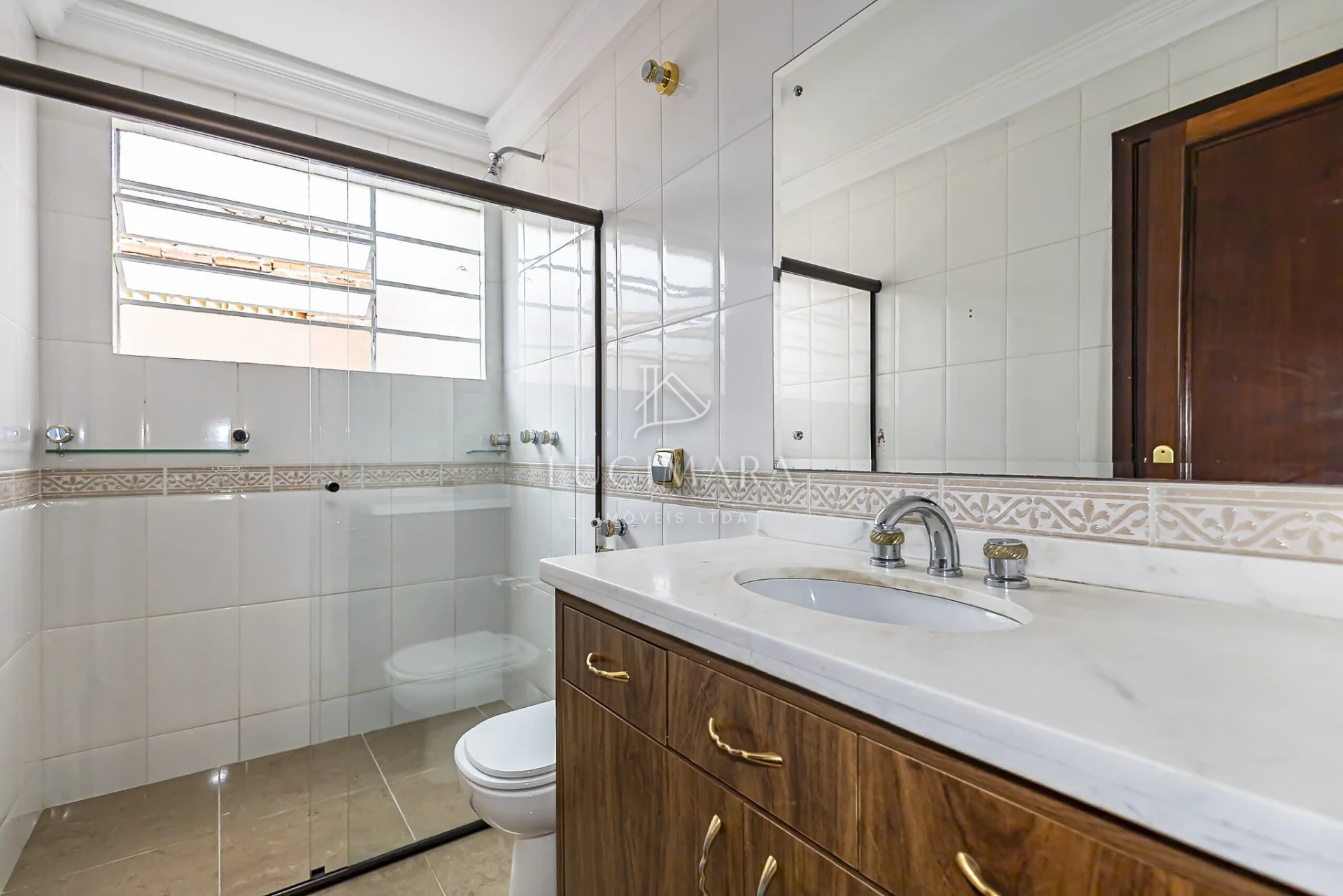 Wood or laminate floors in a 2-bedroom house, 170 m² — photo 4