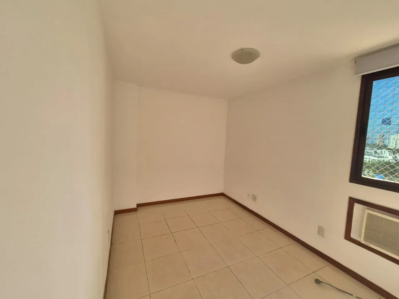 4-bedroom apartment with 2 bathrooms and glass balcony — photo 9