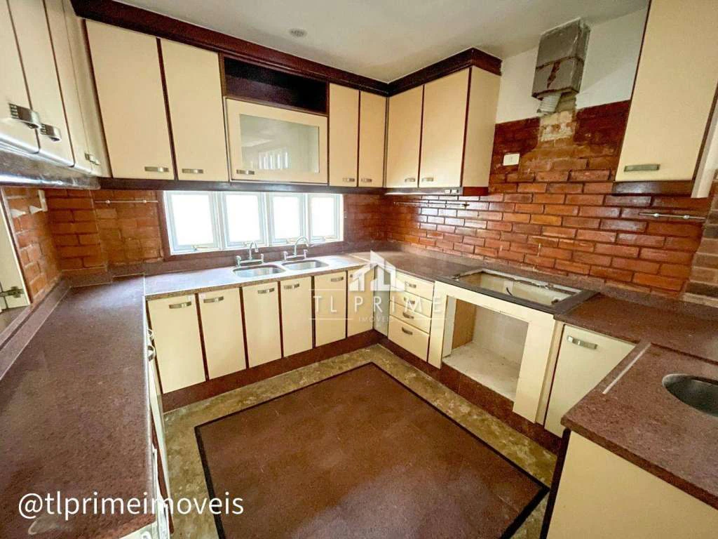 House in a gated community with 4 bedrooms and 600 m² — photo 2