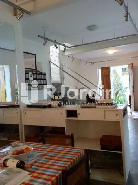 Residential house with a closed kitchen and gas stove — photo 20
