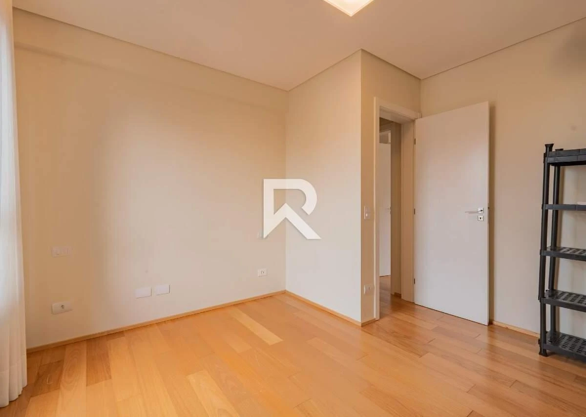 3-bedroom apartment with a walk-in closet in Curitiba — photo 26
