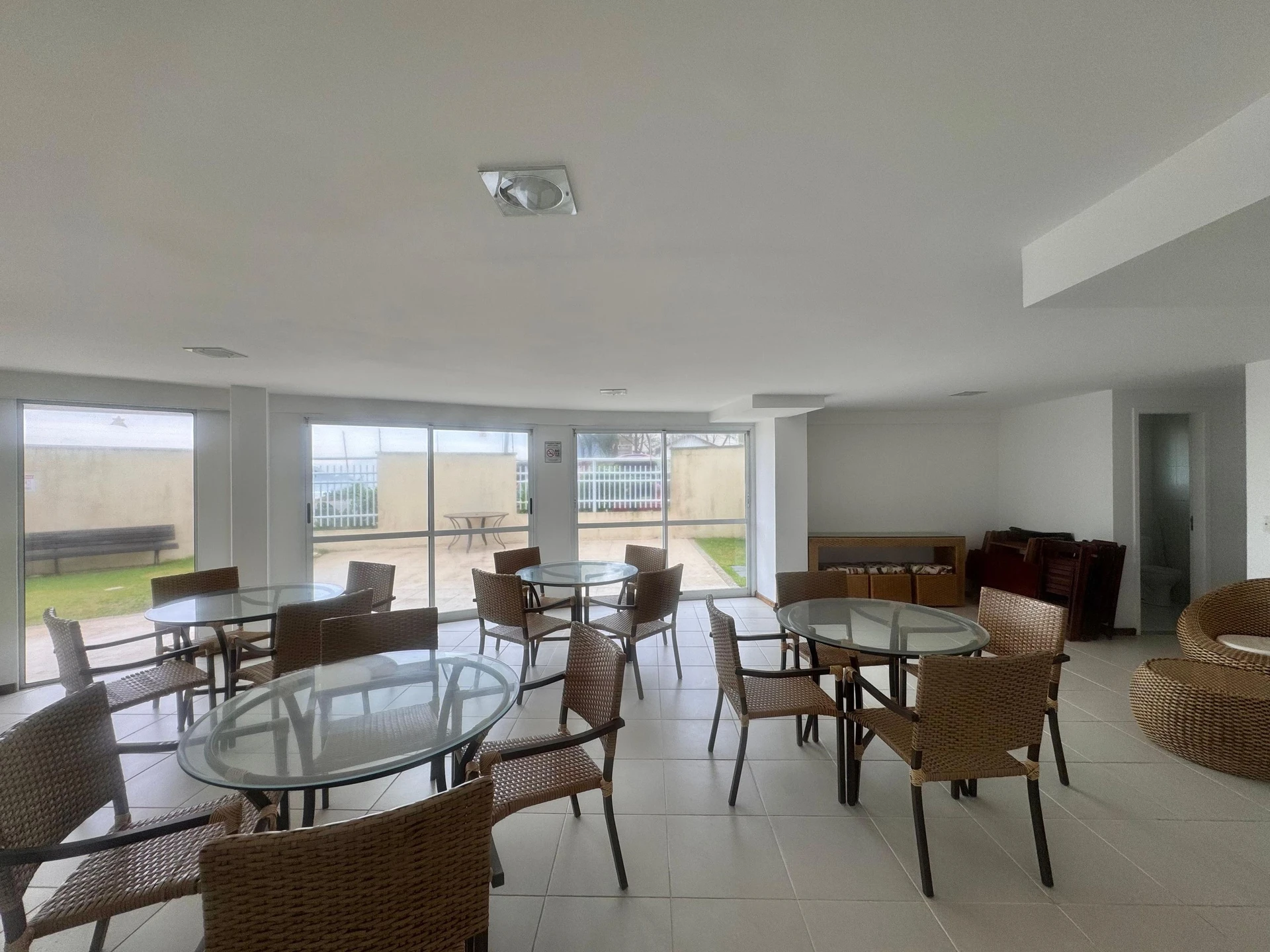 2-bedroom apartment with 2 parking spots and enclosed balcony — photo 46