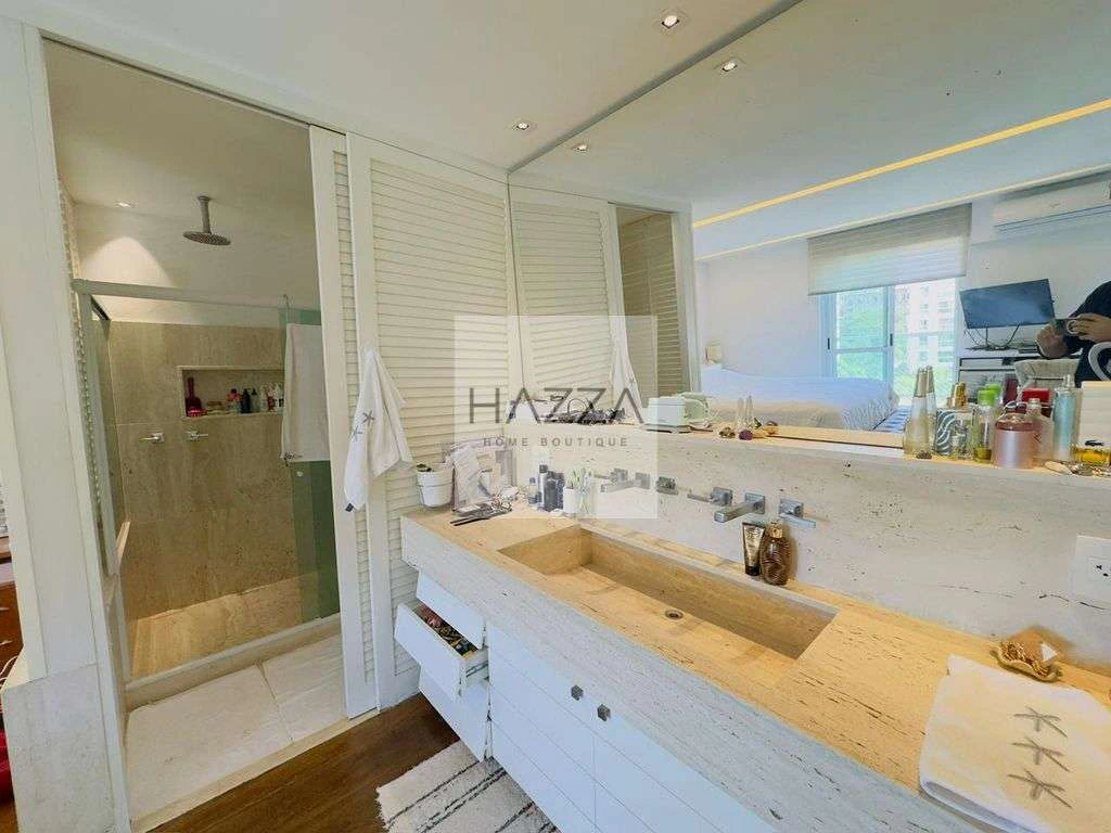 Furnished 313 m² apartment with 3 suites and private balcony — photo 14