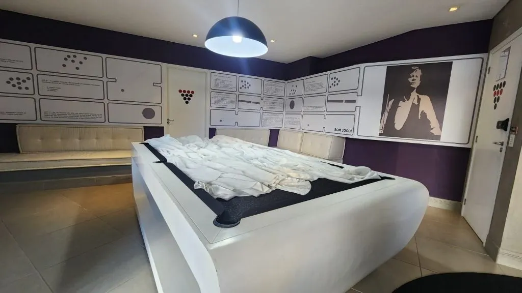 2-bedroom apartment with suite and glassed balcony — photo 39