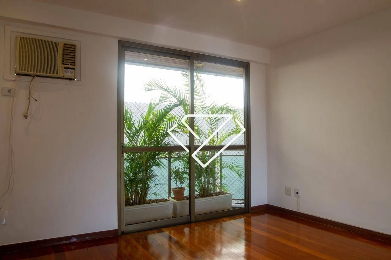 Apartamento com 3 dormitórios e varanda fechada 325 m² — photo 2