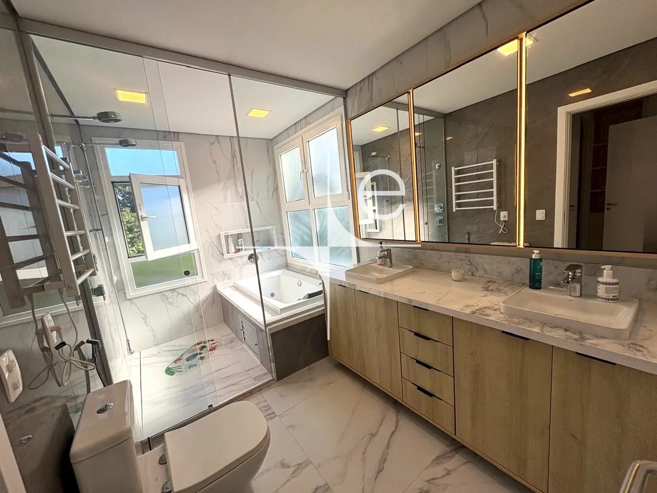 Furnished house with 4 en-suite bedrooms, balcony — photo 3