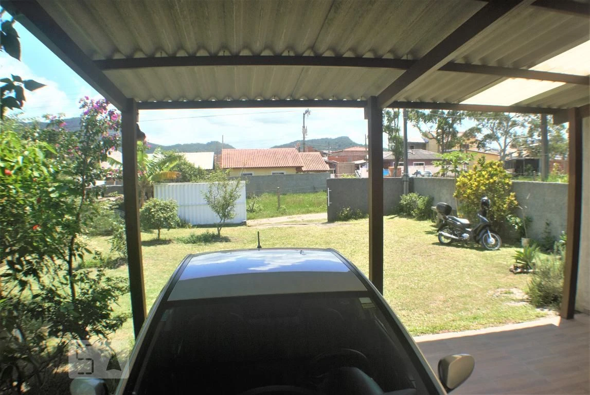 Casa de 100 m² com máquina de lavar e jardim