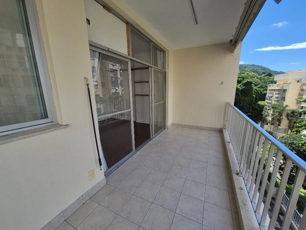 3-bedroom apartment with a mountain view in Rio de Janeiro — photo 6