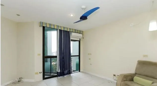 Unfurnished apartment with an enclosed glass balcony — photo 4