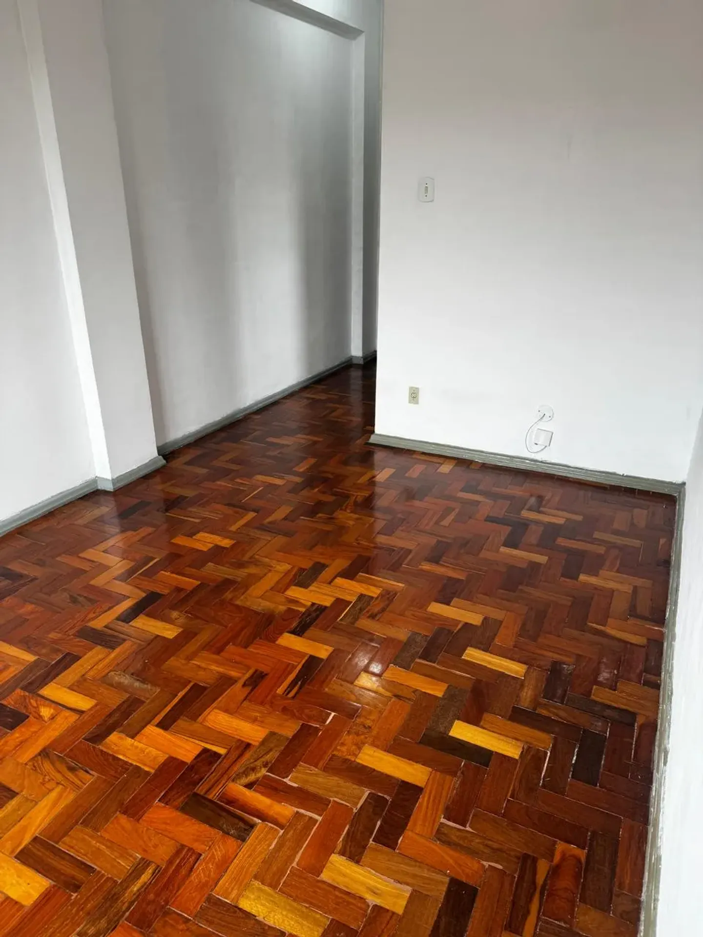 Wood or laminate floors in a 2-bedroom apartment, 65 m² — photo 7