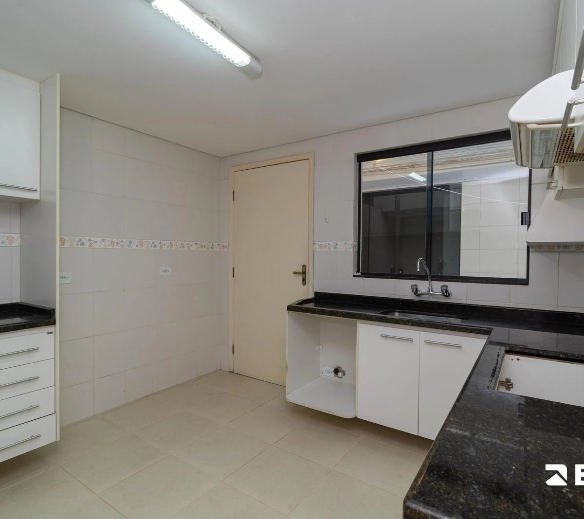Balcony with a grill in a 3-bedroom house, 118 m² — photo 20