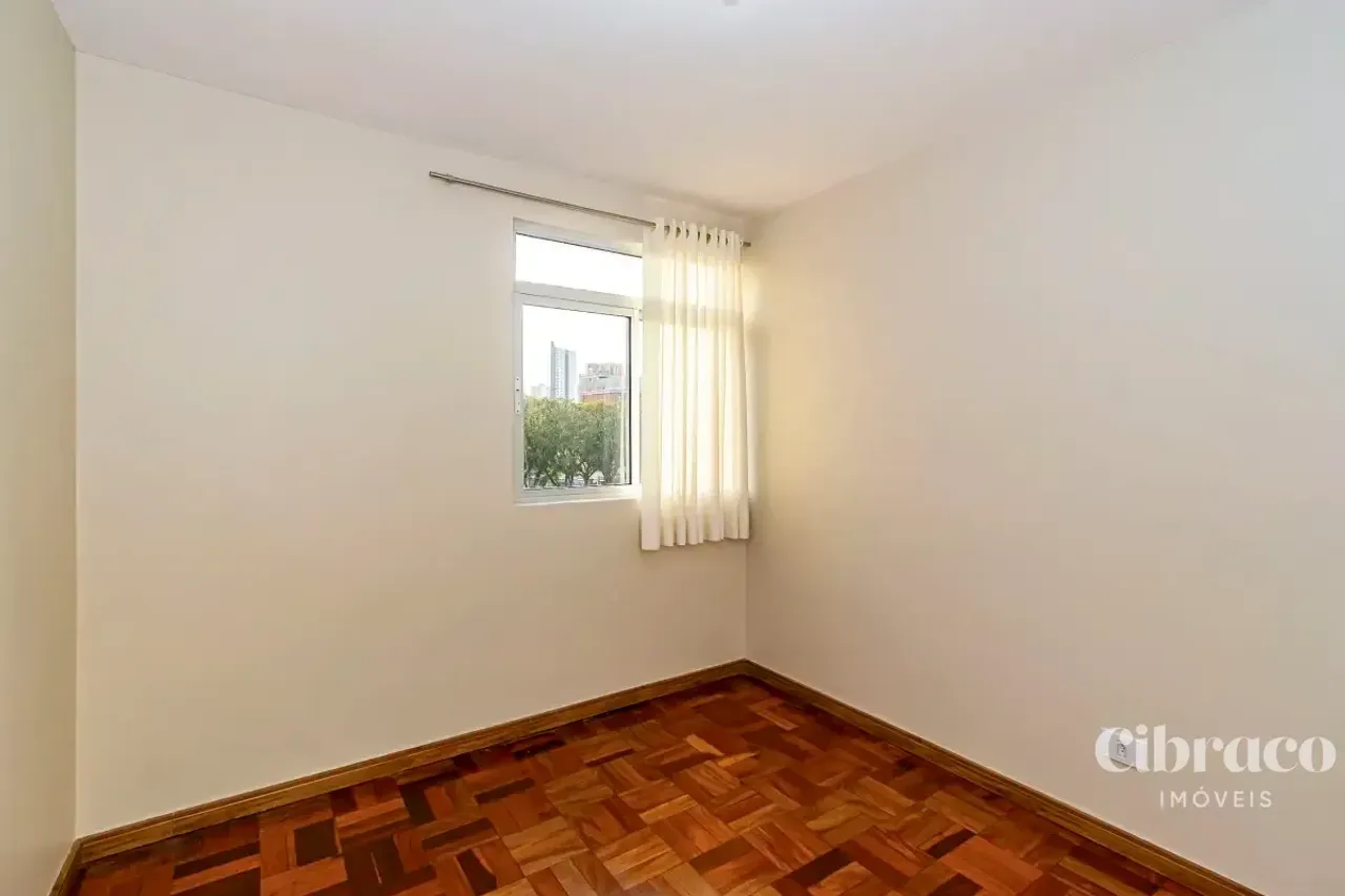 Apartamento de aluguel com 2 quartos e piso de madeira — photo 19