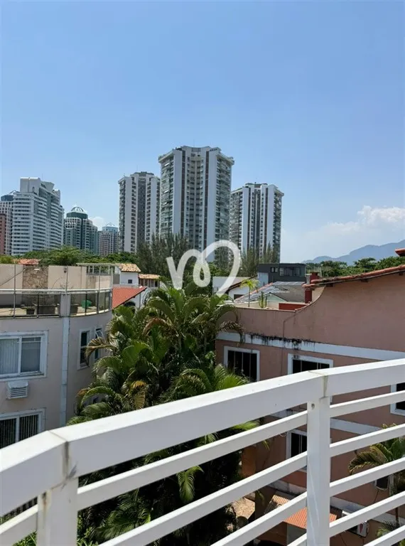 Balcony with a grill in a 5-bedroom house, 280 m² — photo 27