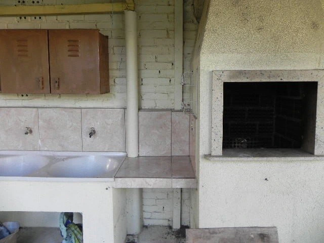 223 m² house with a bathtub and a glass-enclosed balcony — photo 5