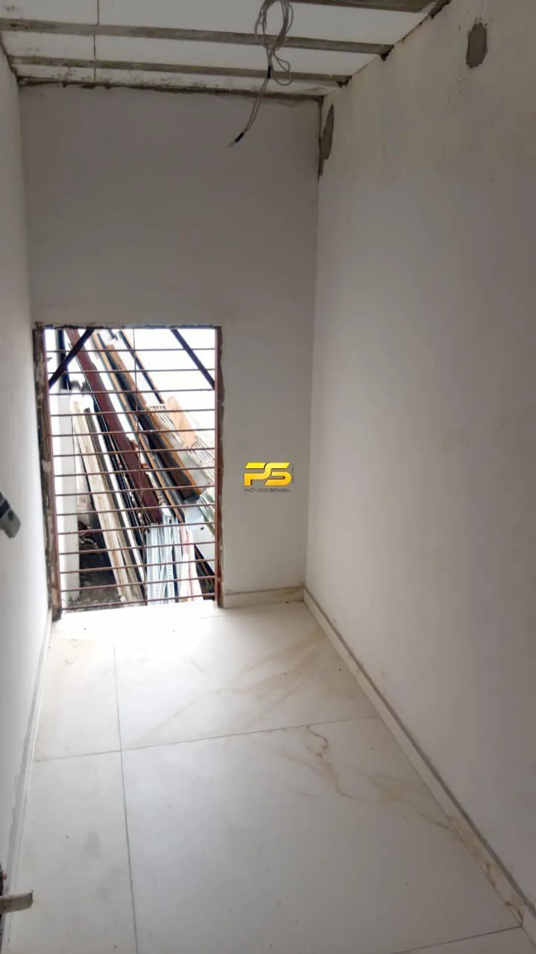 350 m² house with 7 bedrooms needing renovation — photo 8