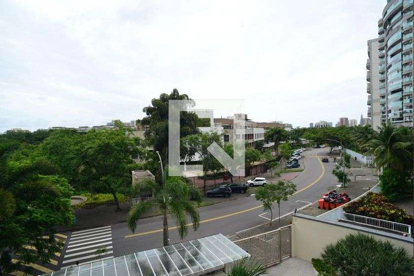 4-bedroom apartment with enclosed glass balcony — photo 4