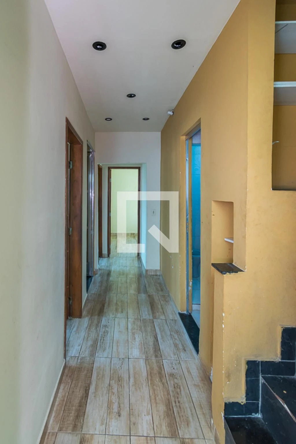 Balcony with a grill in a 3-bedroom apartment, 80 m² — photo 5