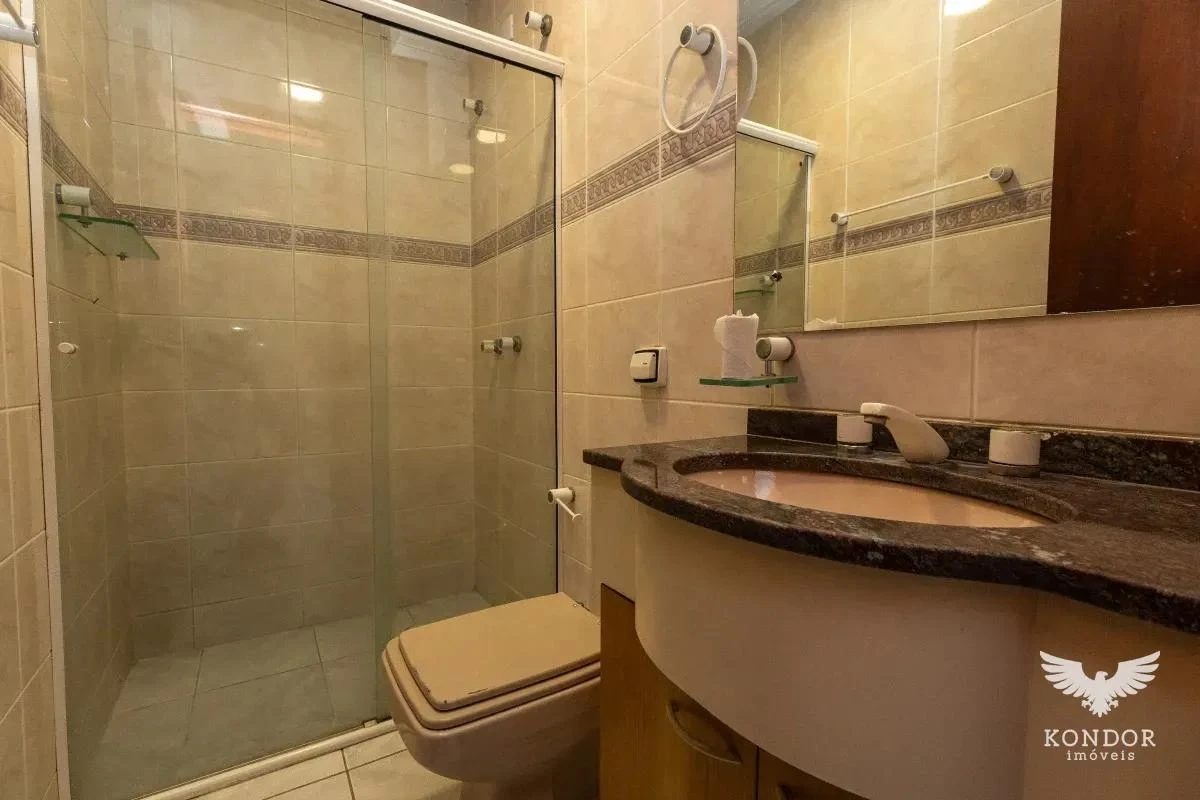Walk-in closet in a 3-bedroom house, 184 m² — photo 23