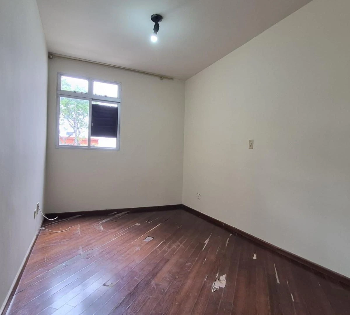 2-bedroom apartment with wood or laminate floors in Curitiba — photo 14