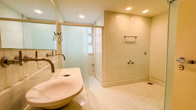 Floor-to-ceiling windows in a 4-bedroom apartment, 266 m² — photo 11