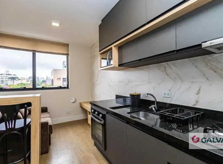 Furnished 1-bedroom apartment with open-plan kitchen — photo 2