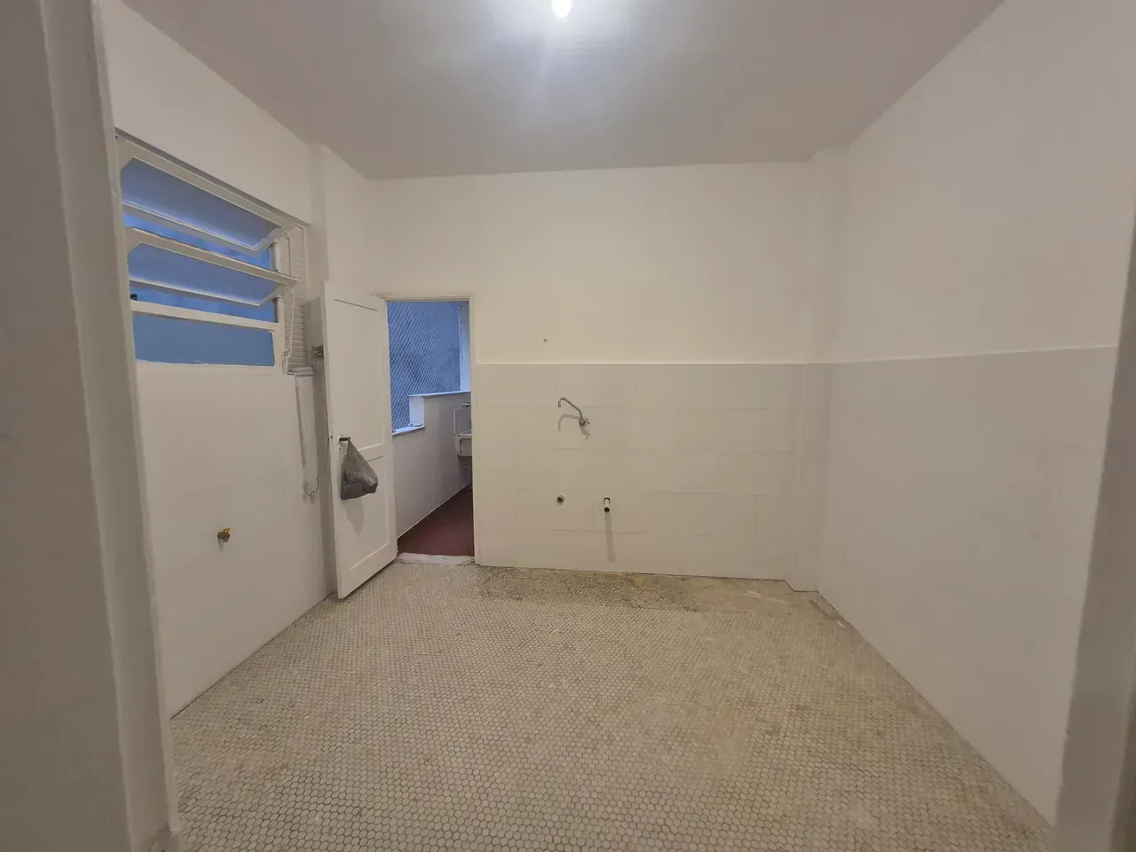 Wood or laminate floors in a 3-bedroom apartment, 129 m² — photo 2