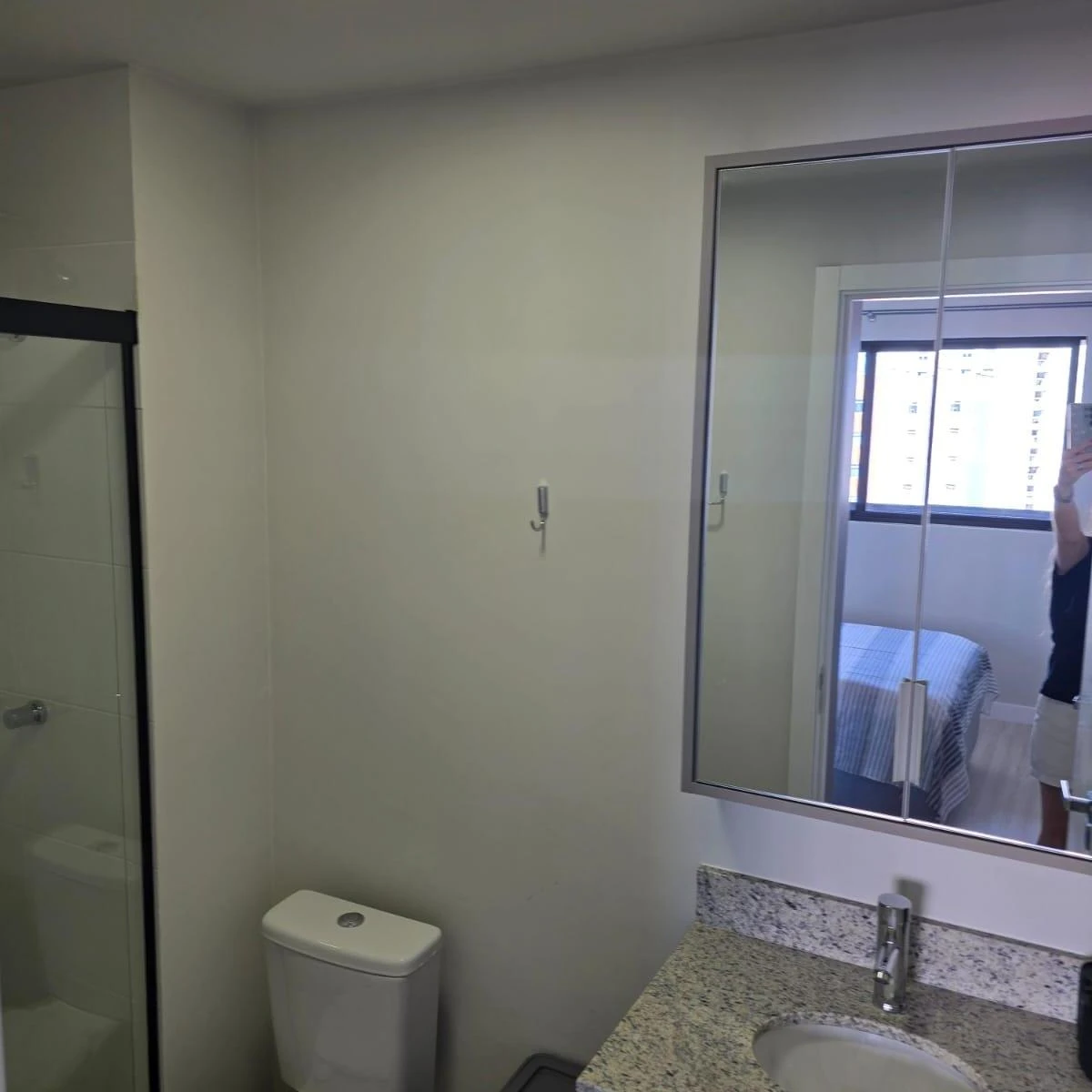 One-bedroom apartment in a building with a gym — photo 5