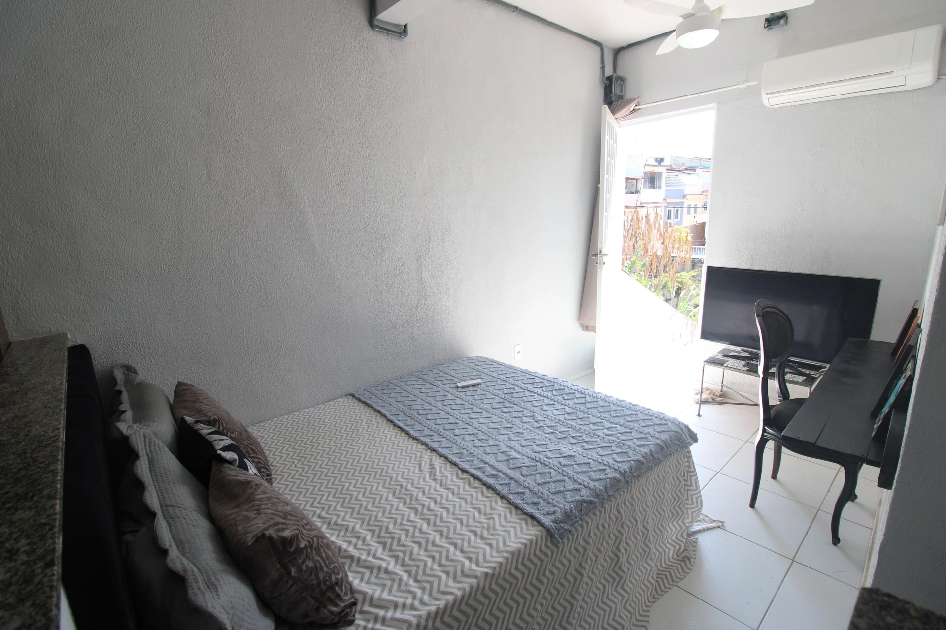 Furnished studio with kitchenette and en-suite — photo 5
