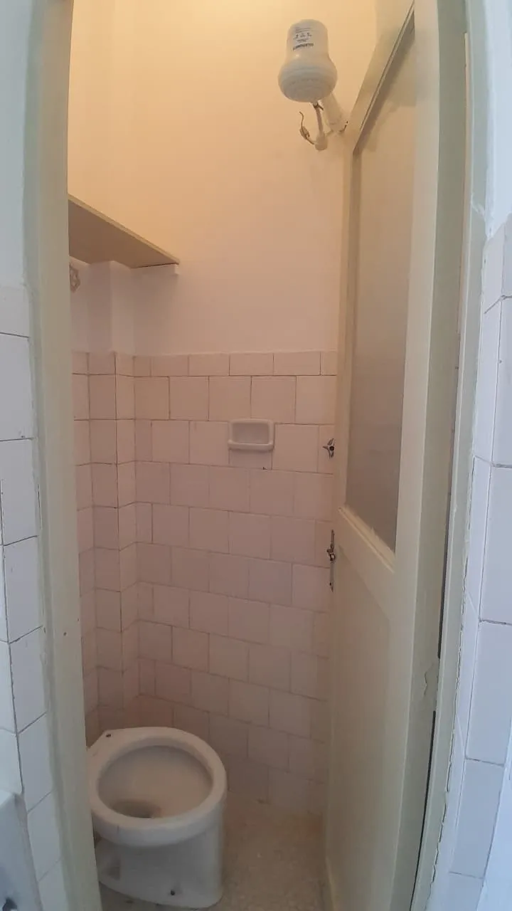Unfurnished 1-bedroom apartment with glass shower and electric showerheads — photo 12