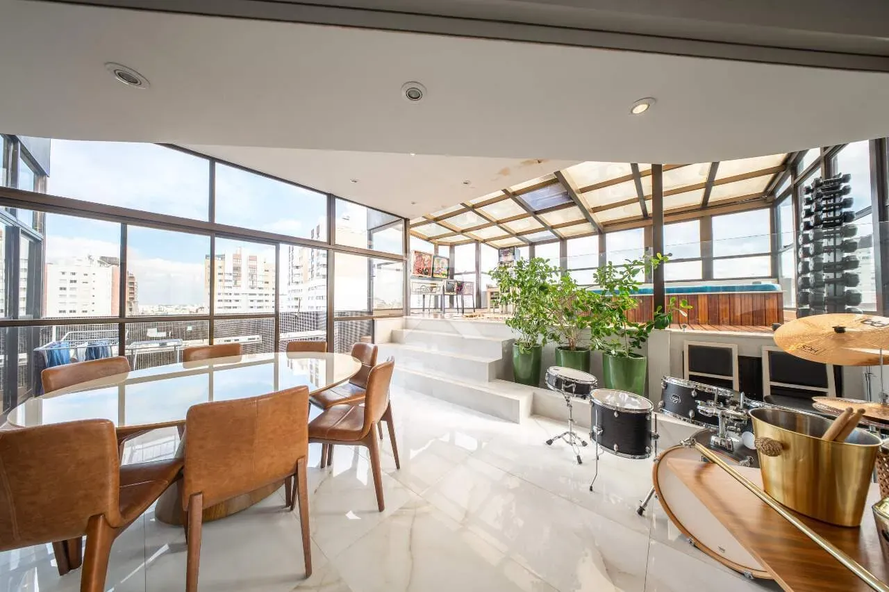 Furnished apartment with 3 bedrooms and 221 m² — photo 14